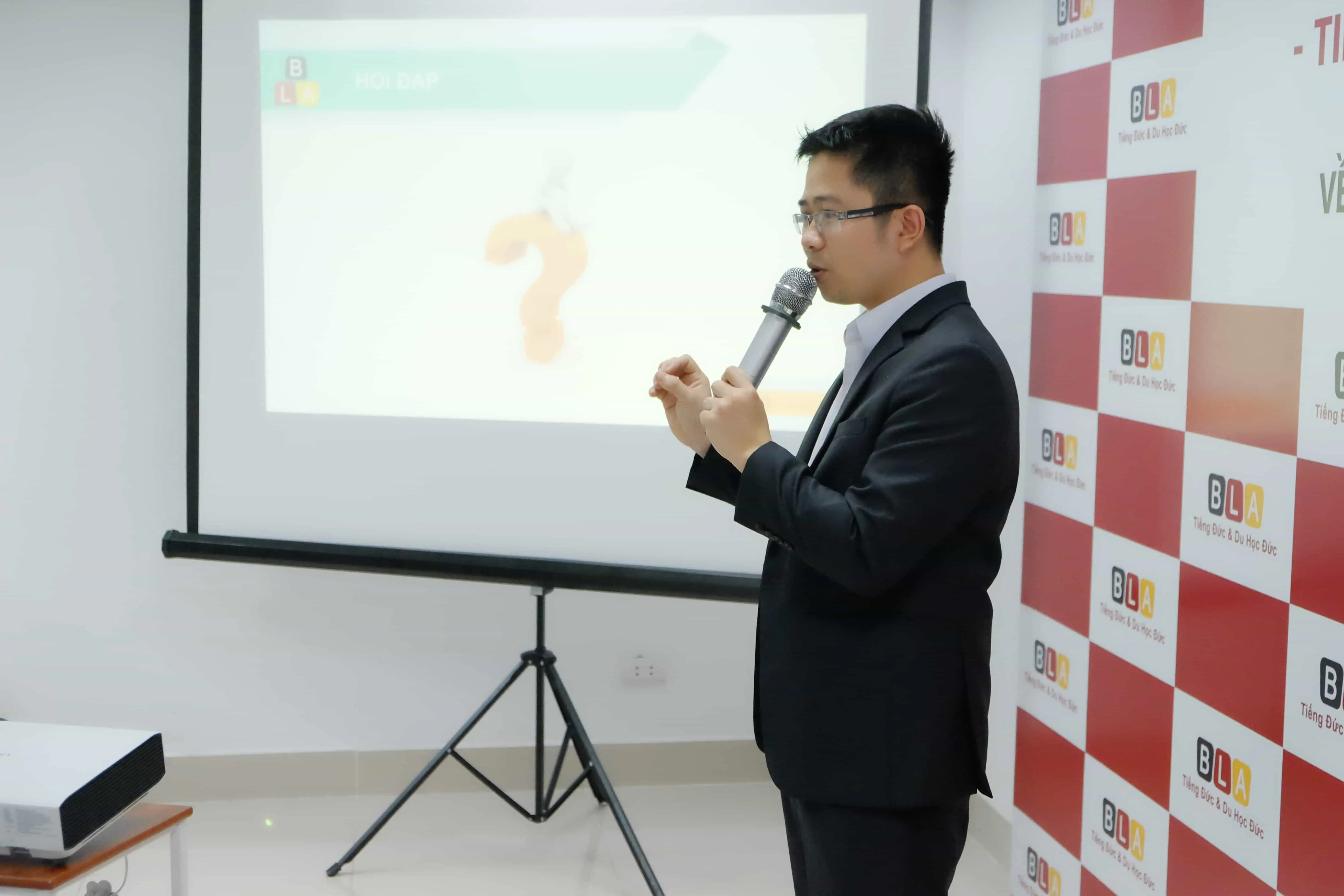 Ông Nguyễn Tuấn Nam - Chủ tịch HĐQT Tổ hợp giáo dục Blacasa Việt Nam - Giám đốc Tổ chức Giáo dục BLA trình bày về các chương trình du học Đức, đồng thời công bố kế hoạch tuyển sinh du học Đức năm 2020 của BLA và các đối tác