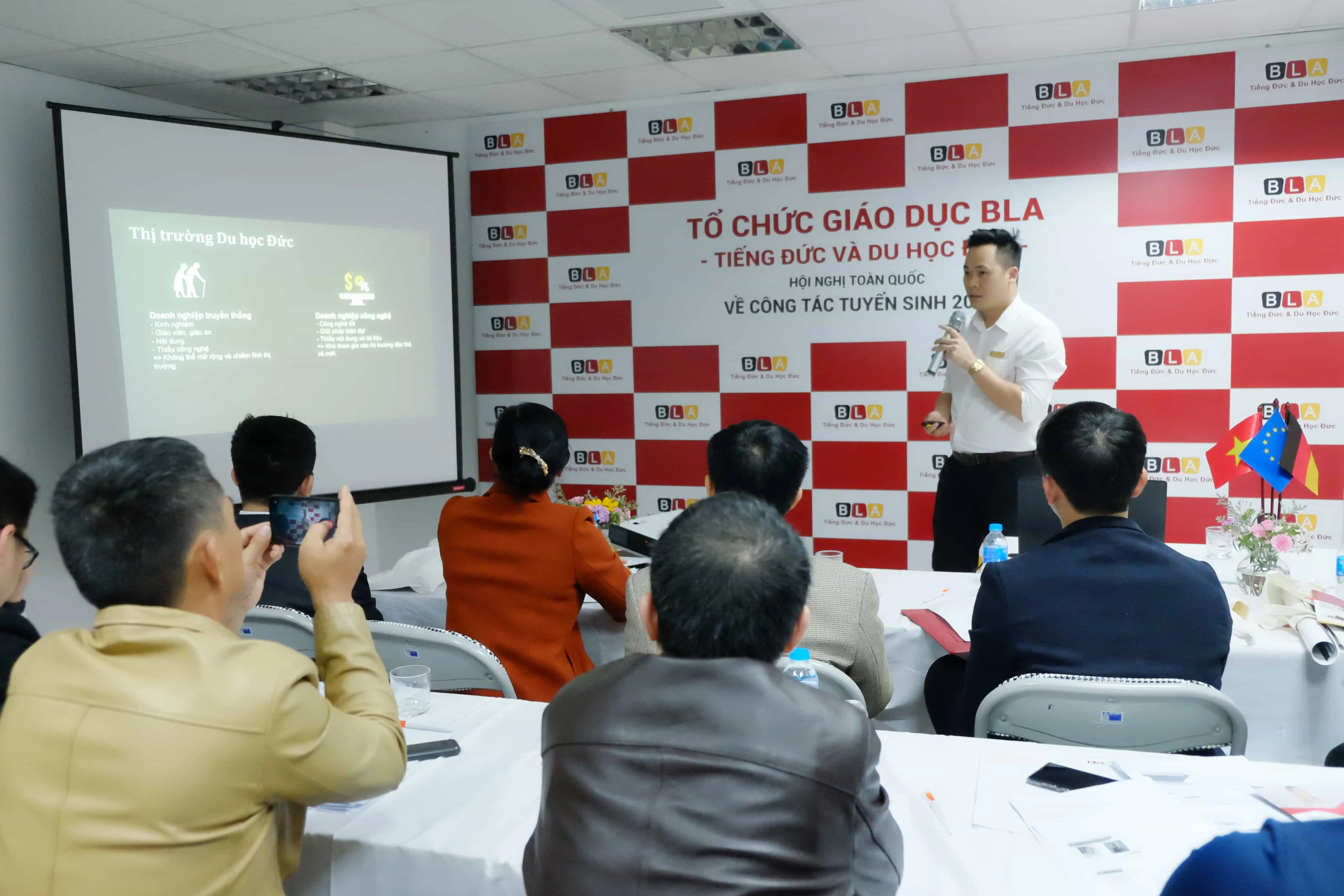 Ông Đỗ Trọng Hữu - Trưởng nhóm phát triển giới thiệu về ứng dụng Tiếng Đức du học - một trong những sản phẩm tâm huyết của đội ngũ BLA nhằm tối ưu việc dạy, học tiếng Đức phục vụ mục đích du học. 