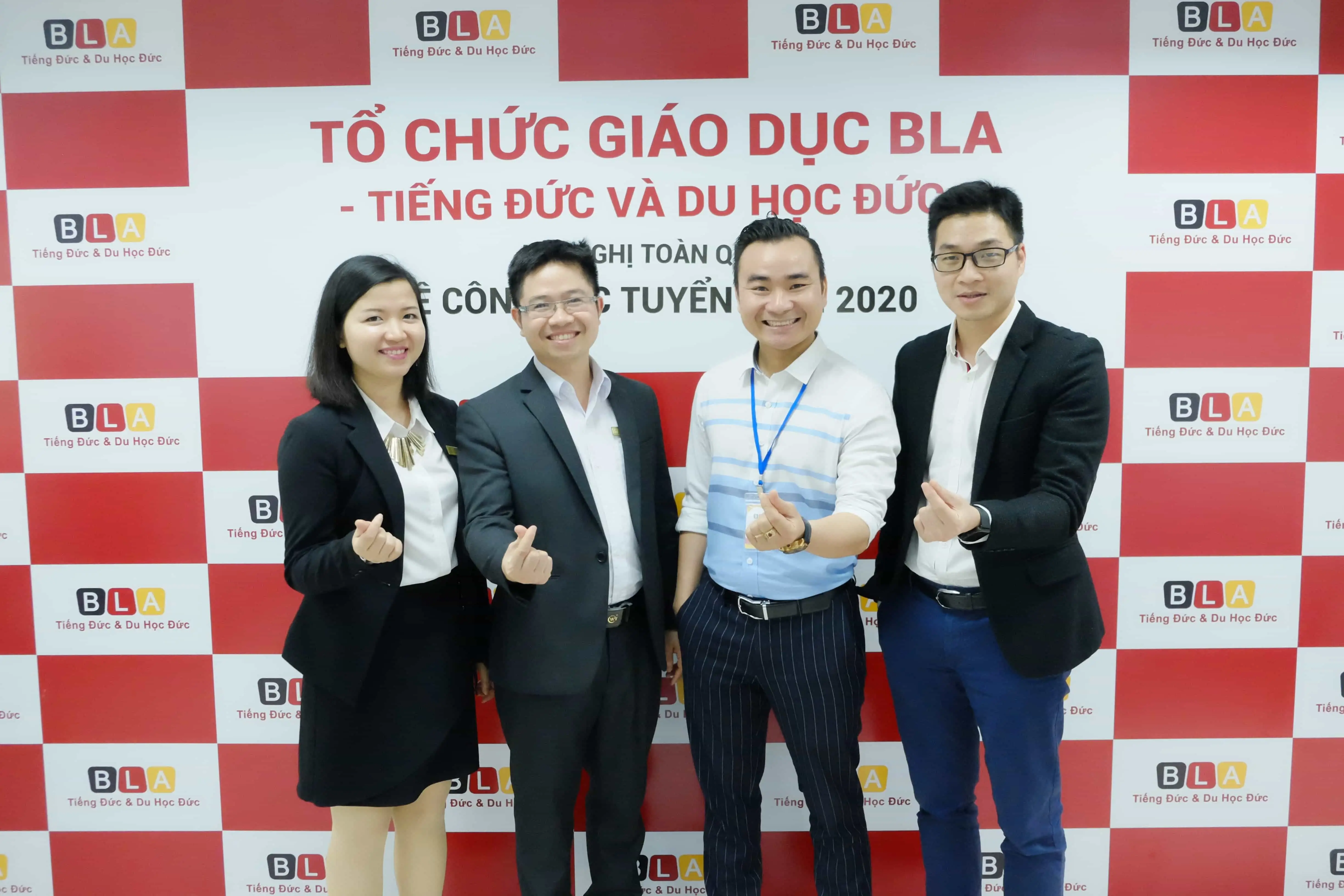 Ban Lãnh đạo chụp ảnh lưu niệm cùng các khách mời tại Hội nghị.