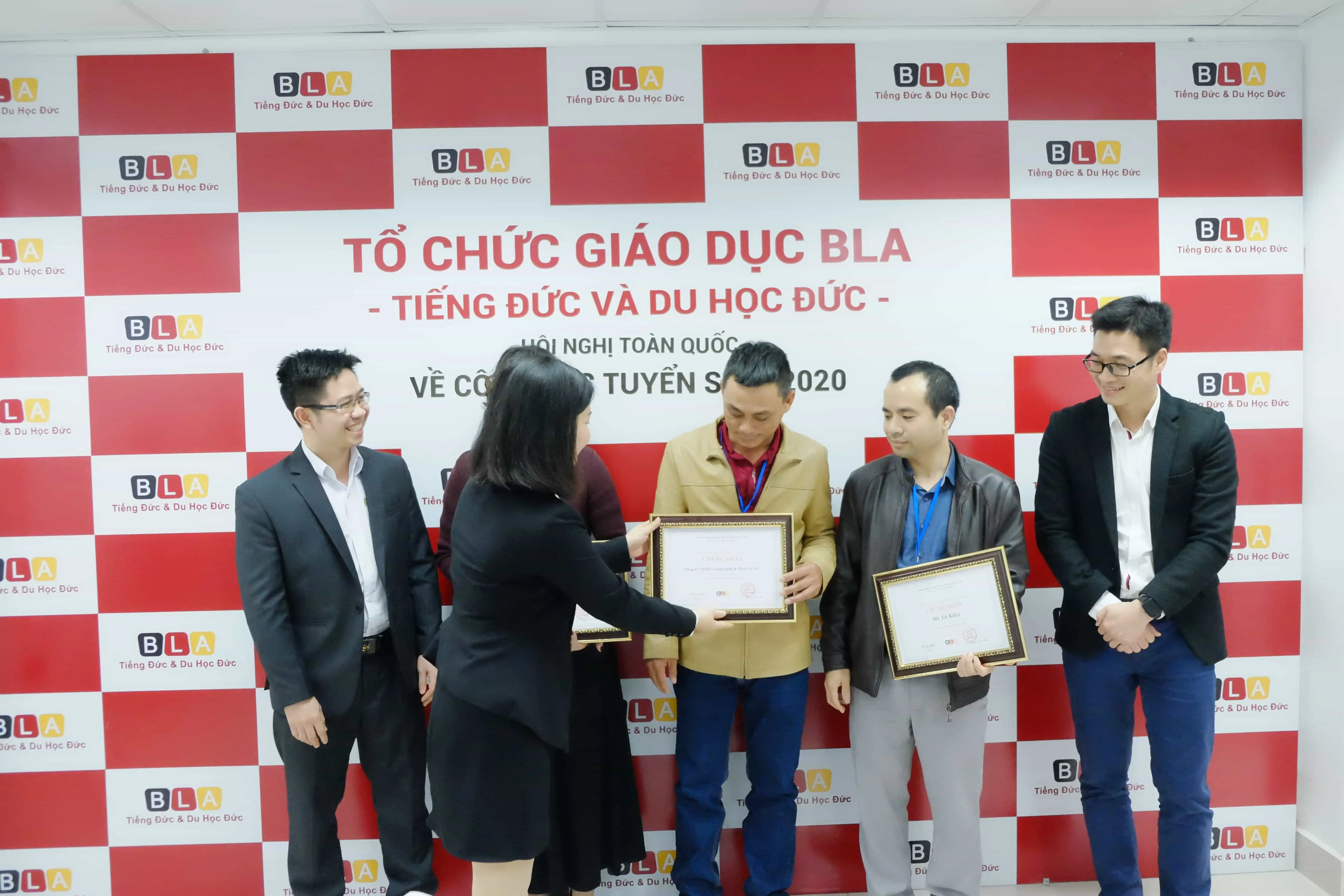 Bà Phan Thu Trang (ngoài cùng bên trái) - Giám đốc đào tạo - Tổ chức Giáo dục BLA trao chứng nhận cho các đối tác chiến lược BLA