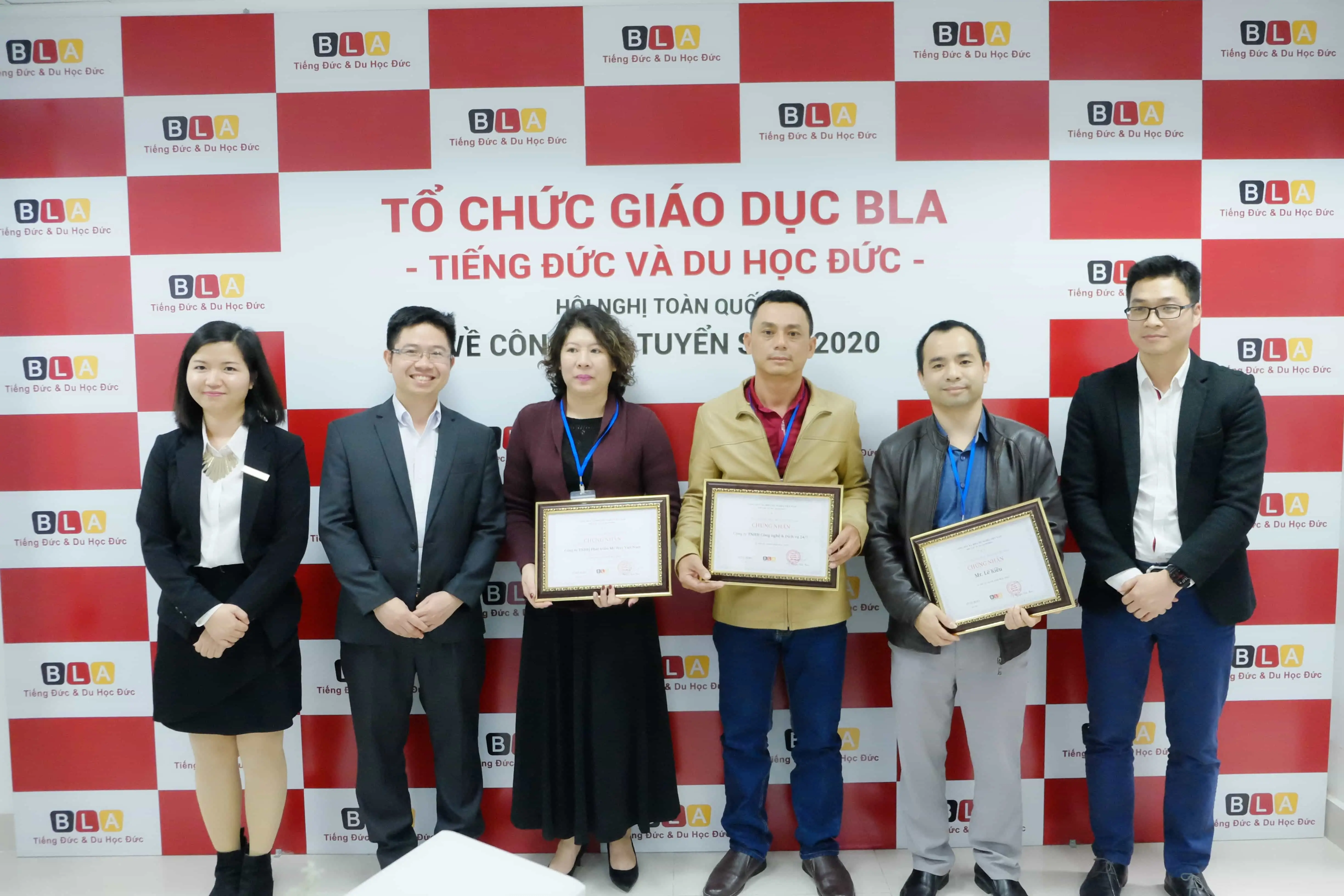 Bà Phan Thu Trang (ngoài cùng bên trái) - Giám đốc đào tạo - Tổ chức Giáo dục BLA trao chứng nhận cho các đối tác chiến lược BLA