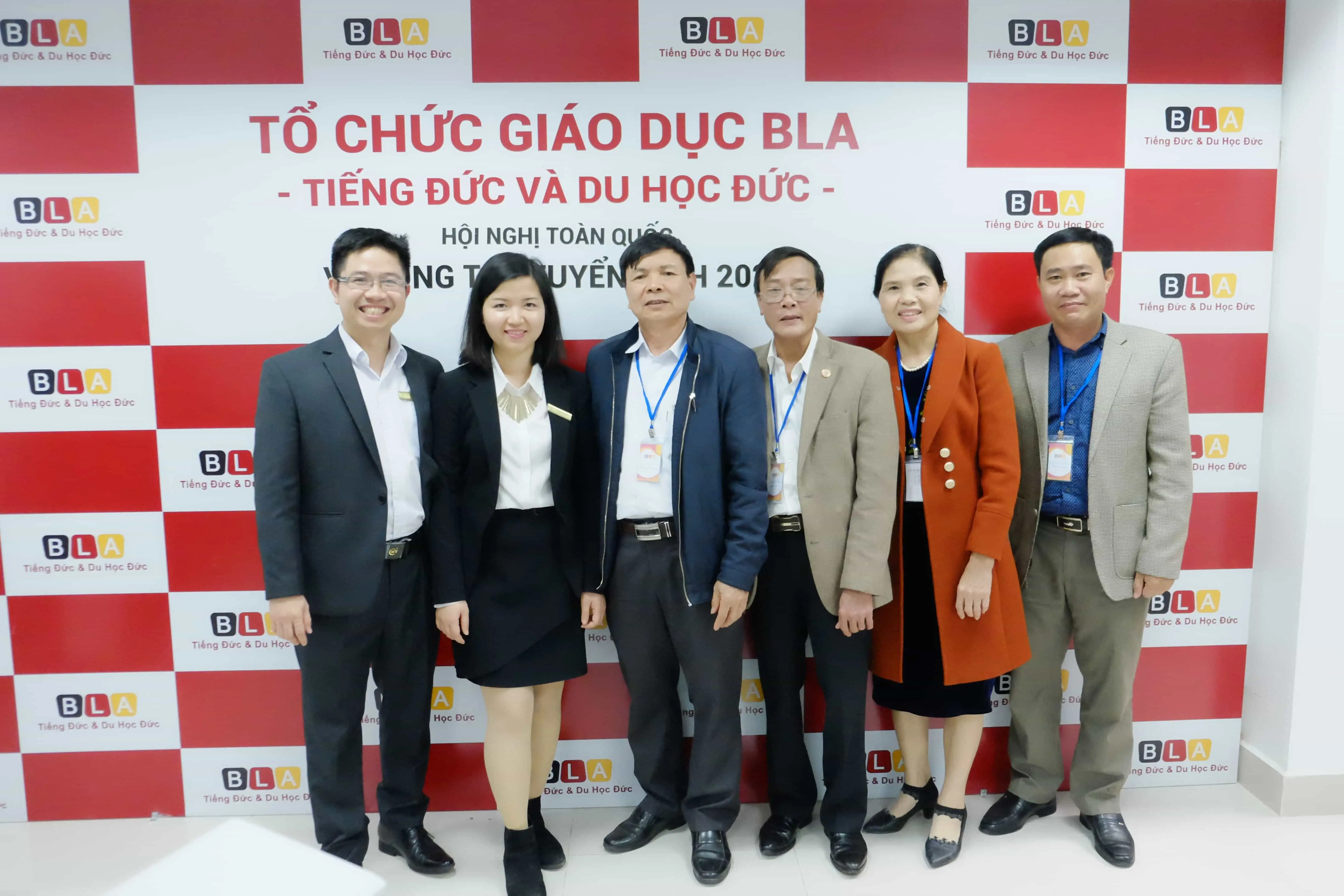 Ban Lãnh đạo chụp ảnh lưu niệm cùng các khách mời tại Hội nghị.
