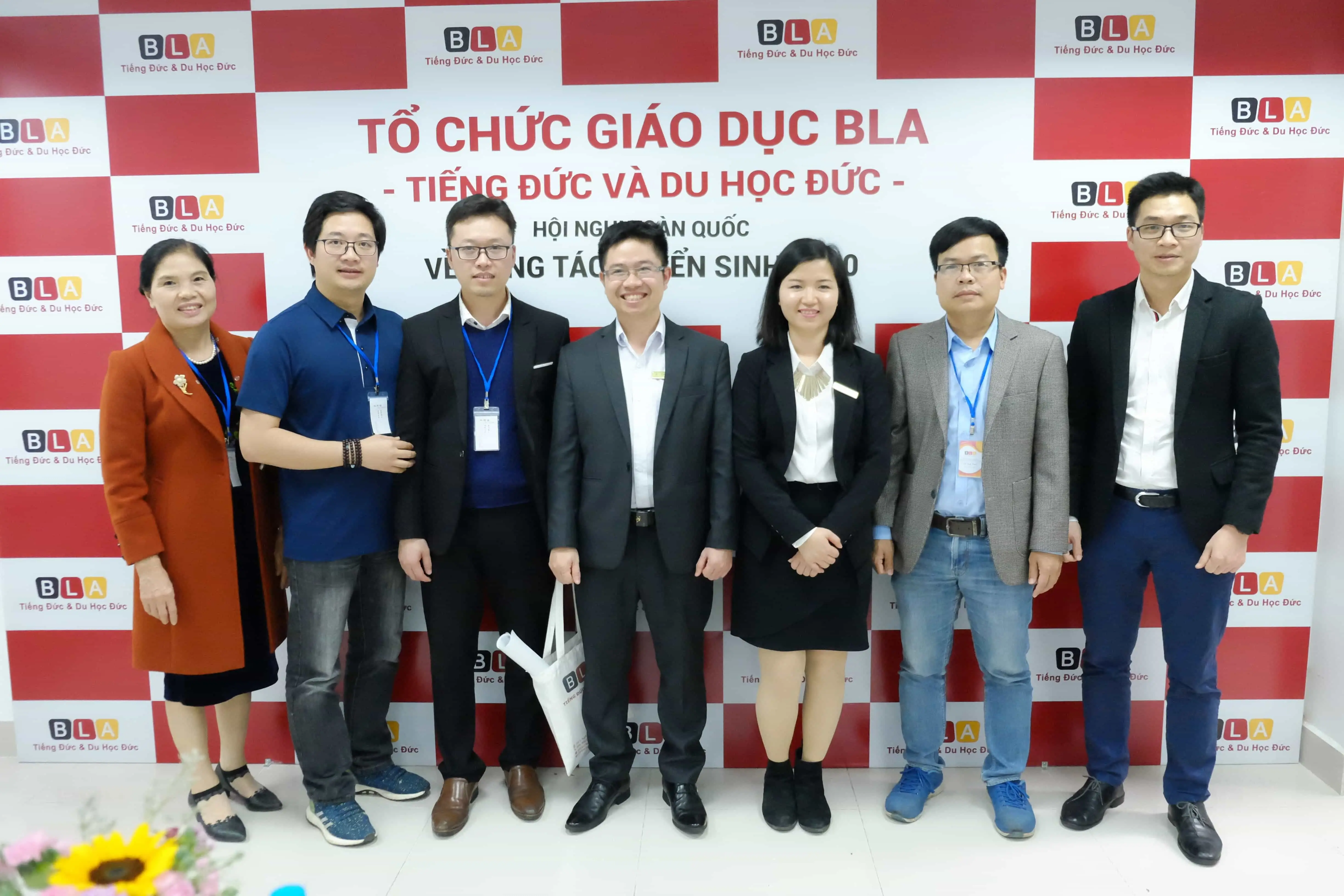 Ban Lãnh đạo chụp ảnh lưu niệm cùng các khách mời tại Hội nghị.