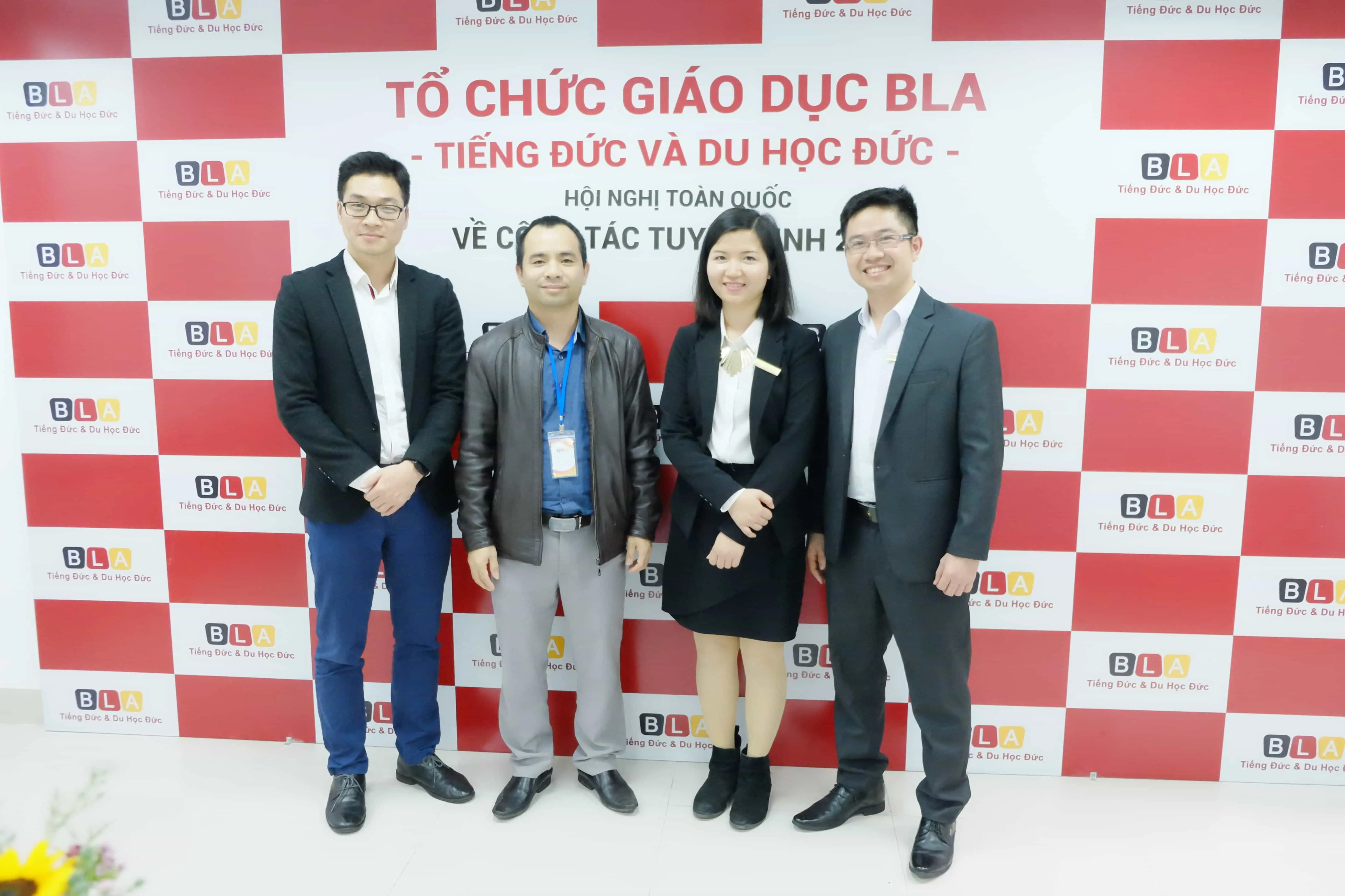 Ban Lãnh đạo chụp ảnh lưu niệm cùng các khách mời tại Hội nghị.