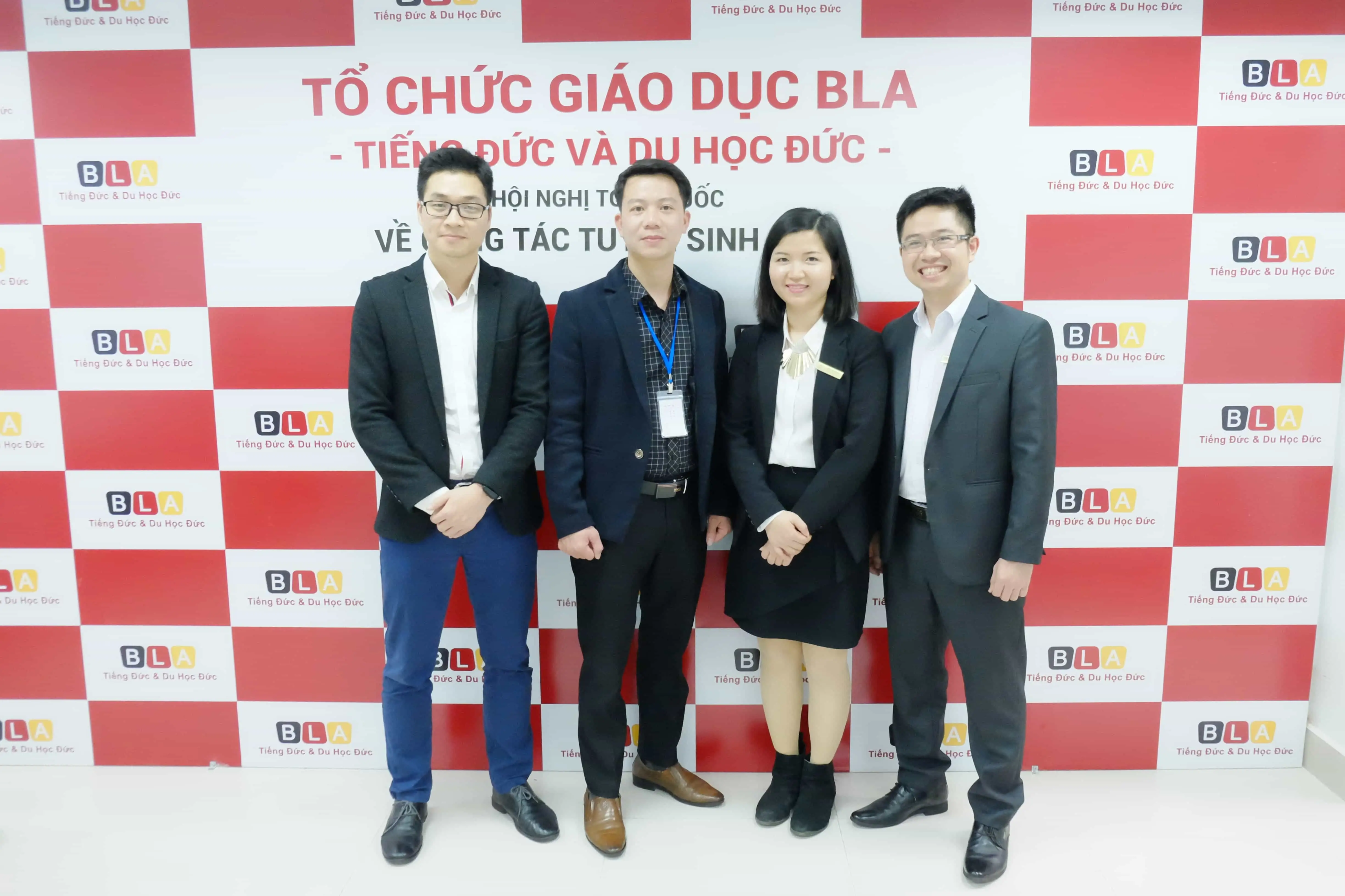 Ban Lãnh đạo chụp ảnh lưu niệm cùng các khách mời tại Hội nghị.