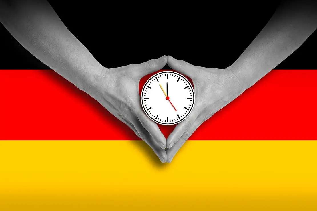 Raute und Uhr vor Deutschlandflagge.jpg.1110x740 q85 box 1378069183688 crop detail
