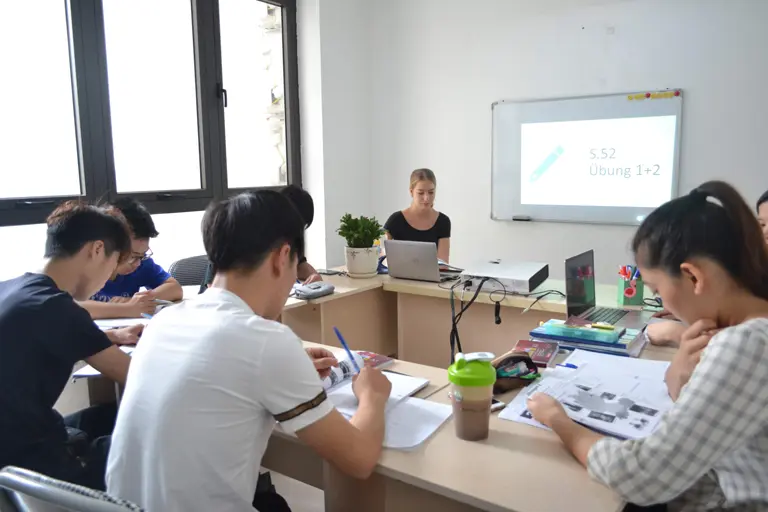 Phòng học rộng rãi, cơ sở vật chất hiện đại tạo điều kiện cho học viên phát huy tối đa khả năng học ngoại ngữ