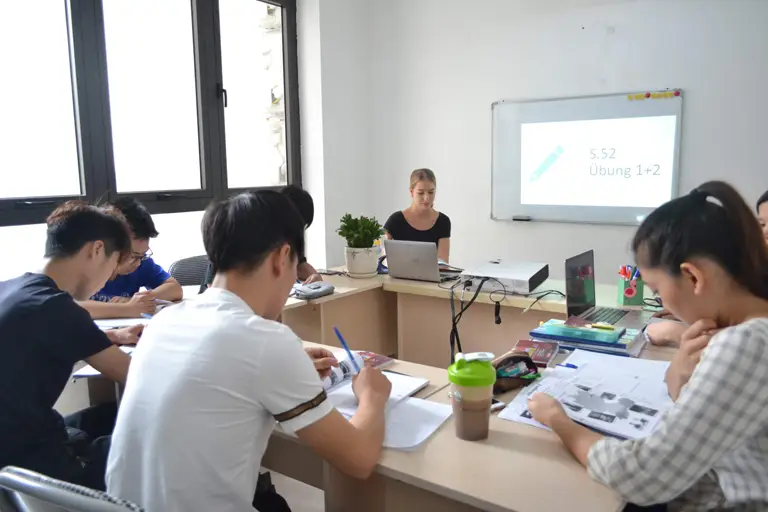 Phòng học rộng rãi, cơ sở vật chất hiện đại tạo điều kiện cho học viên phát huy tối đa khả năng học ngoại ngữ  