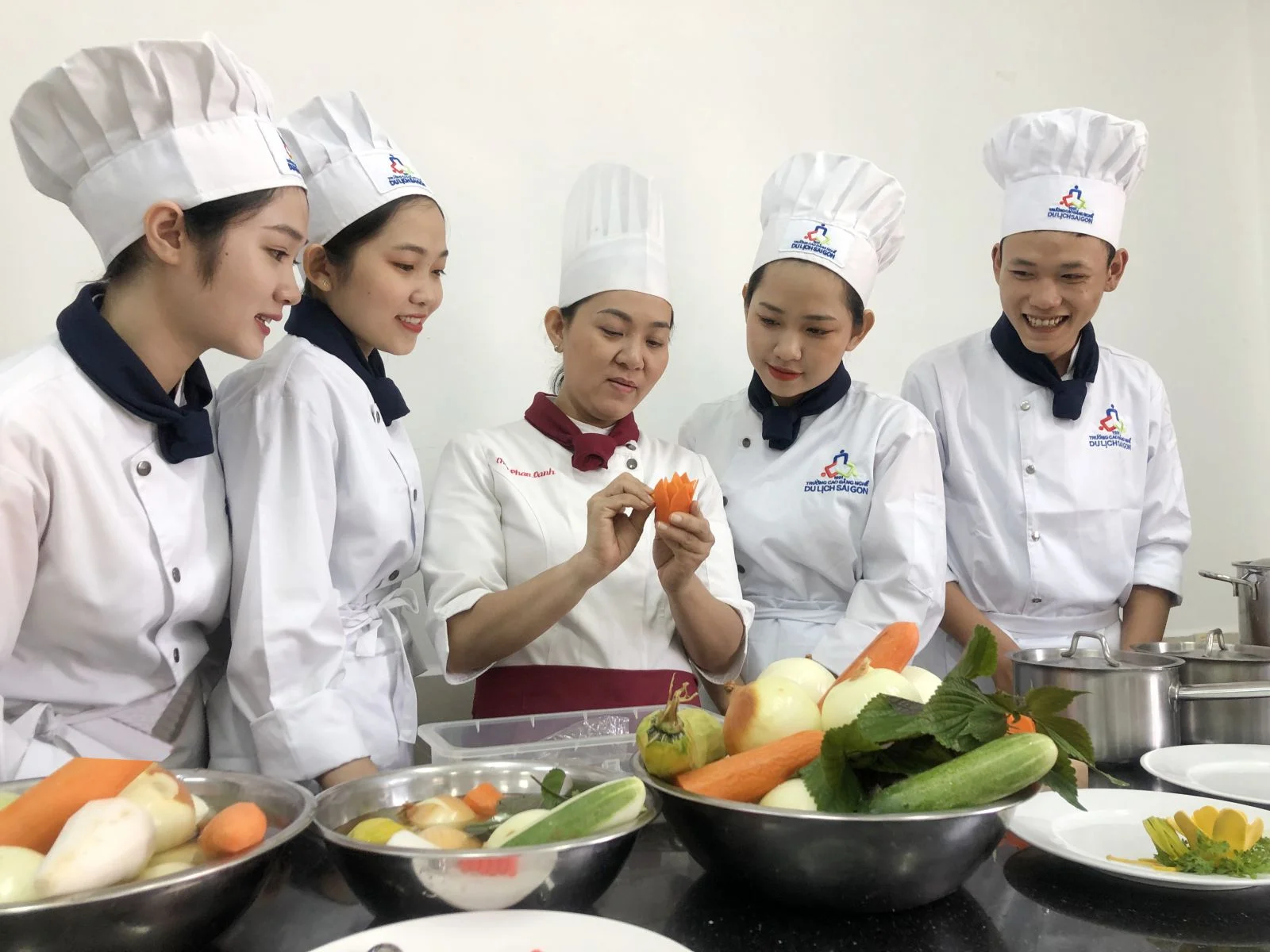 lam dau bep tai nha hang viet o duc