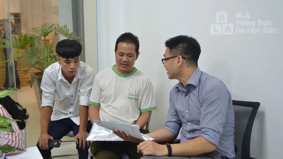 Hương dẫn phụ huynh và học viên đã tới tham dự đăng ký
