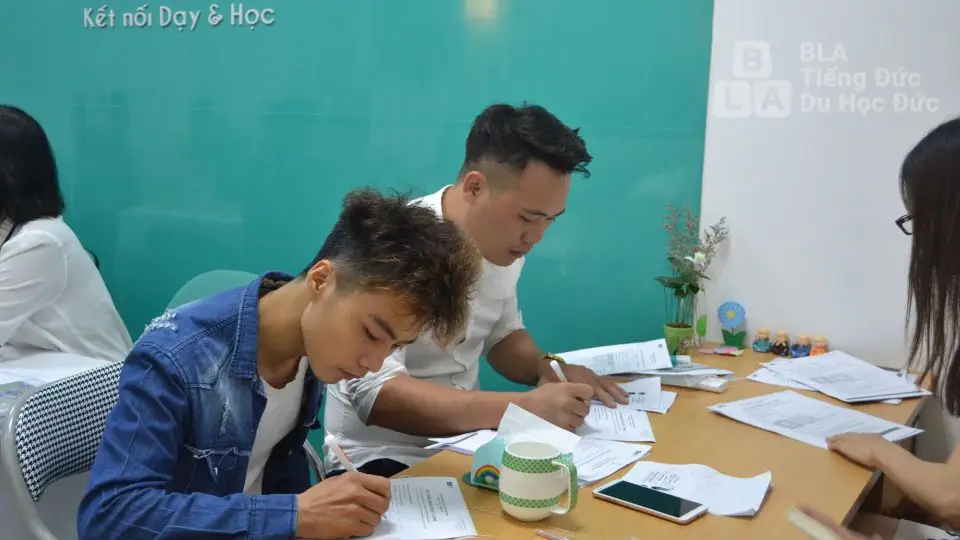 Rất đông phụ huynh và học viên đã tới tham dự đăng ký