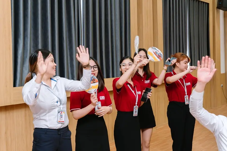 Mở màn cùng điệu múa uyển chuyển của cô giáo Thảo Anh