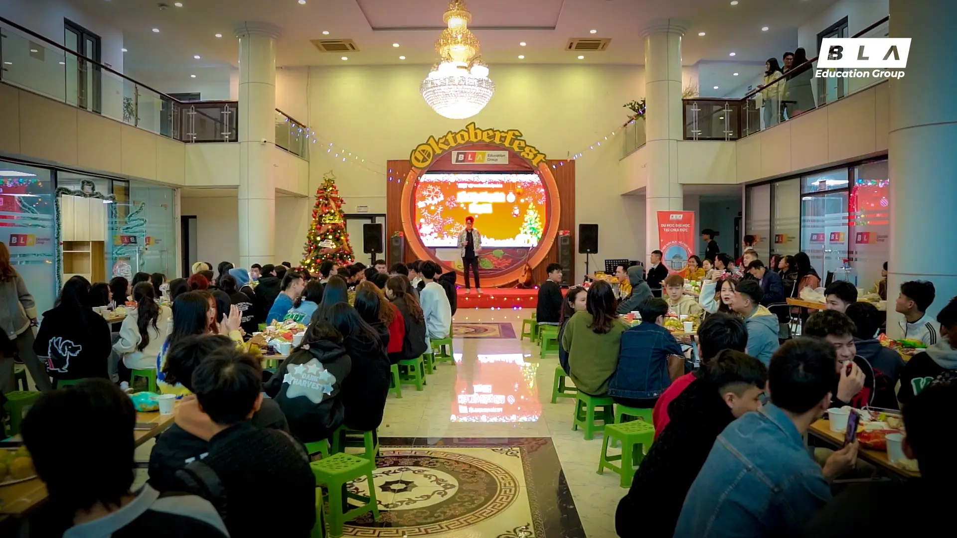 Các thầy cô và các bạn học viên đã được đắm chìm vào bữa tiệc âm nhạc bùng nổ 8
