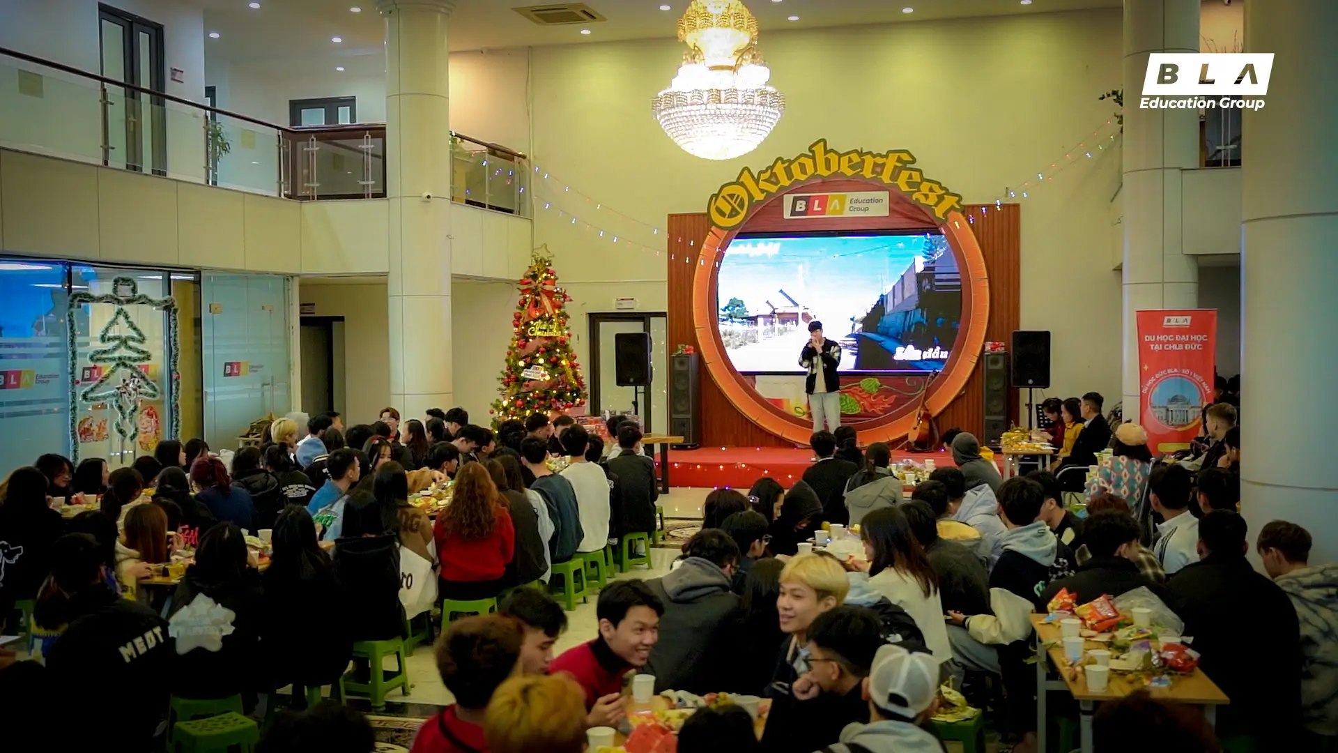 Các thầy cô và các bạn học viên đã được đắm chìm vào bữa tiệc âm nhạc bùng nổ 7