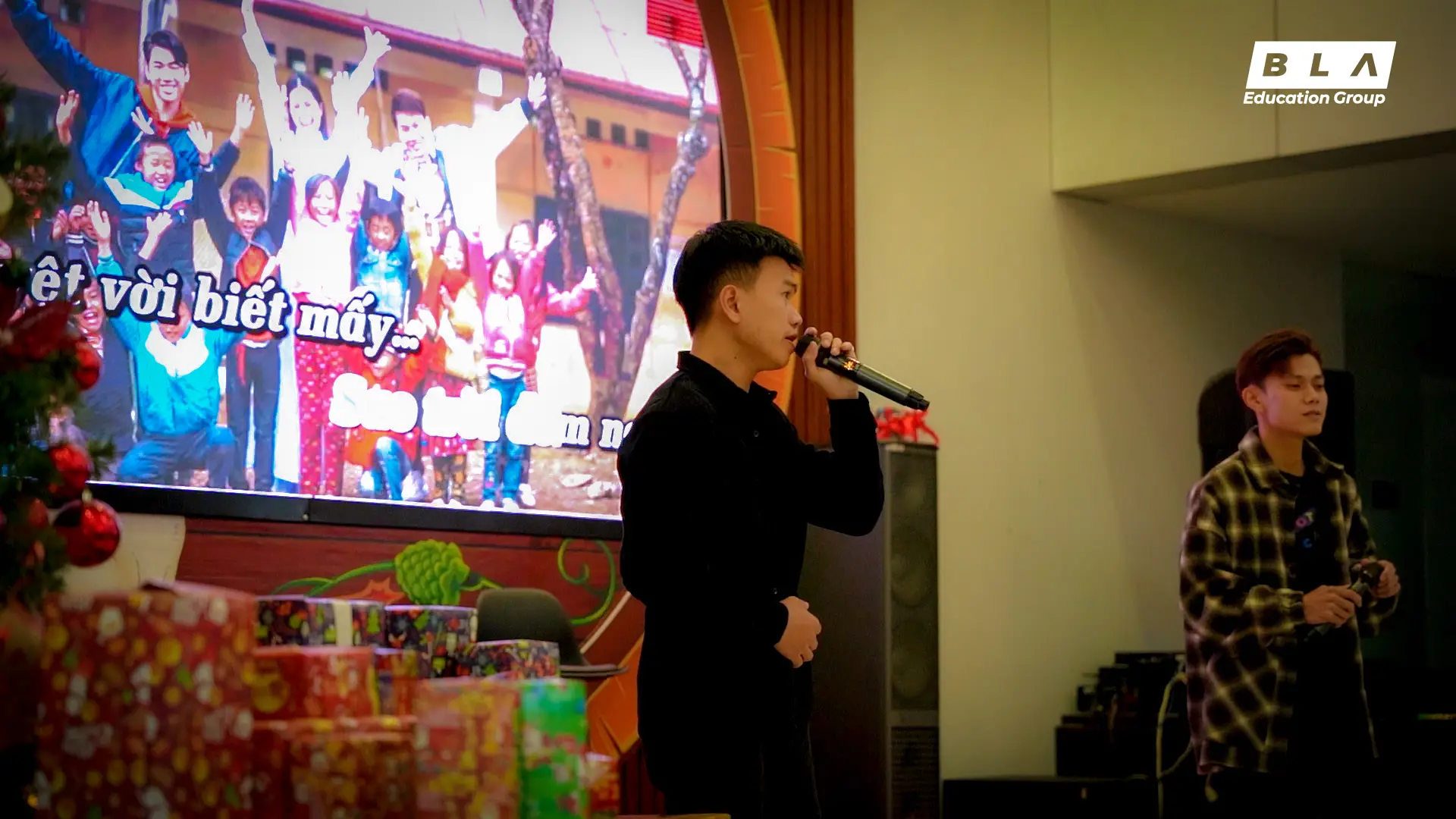 Các thầy cô và các bạn học viên đã được đắm chìm vào bữa tiệc âm nhạc bùng nổ 2