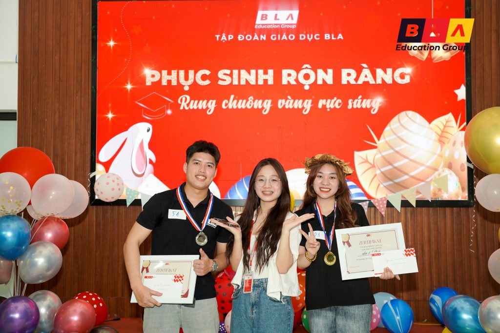 Thu Hiền (bên phải) đạt Quán quân Rung Chuông Vàng BLA Thu Hiền (bên phải) đạt Quán quân Rung Chuông Vàng BLA