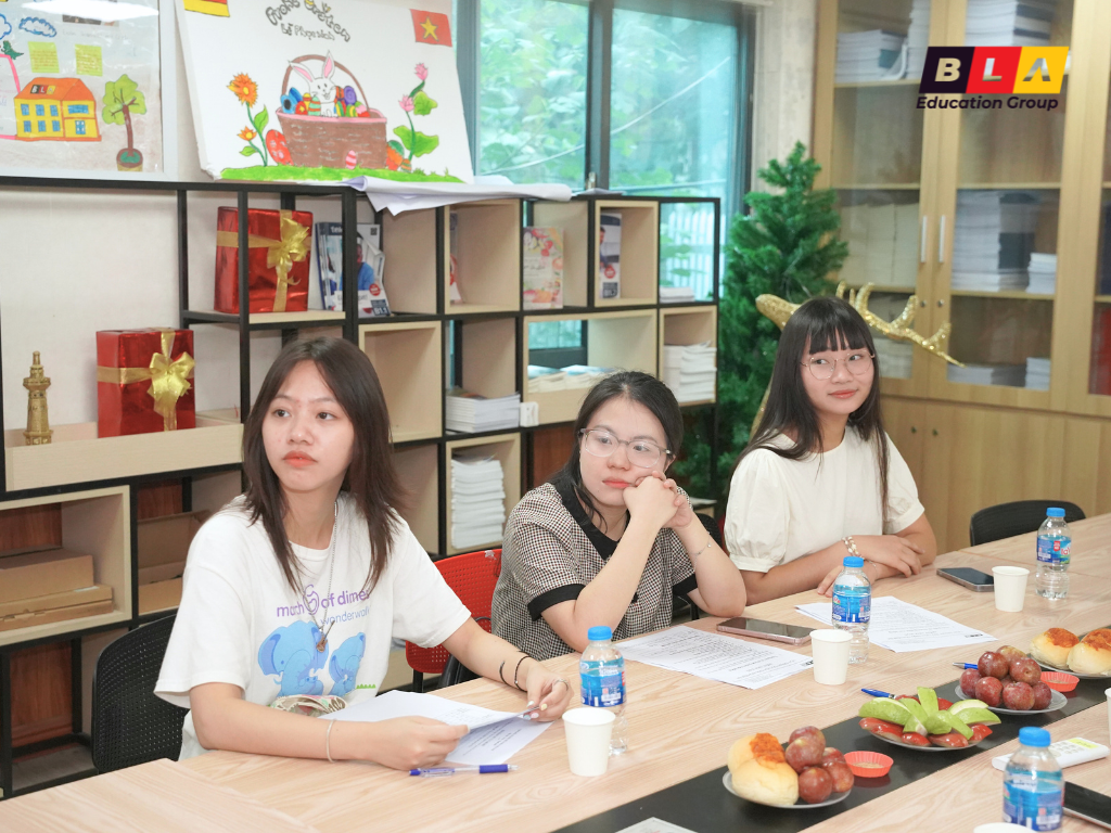 Trần Thị Phương Thảo, Nguyễn Phương Thảo và Nguyễn Thị Linh Chi tại phòng sinh hoạt BLA Trần Thị Phương Thảo, Nguyễn Phương Thảo và Nguyễn Thị Linh Chi tại phòng sinh hoạt BLA