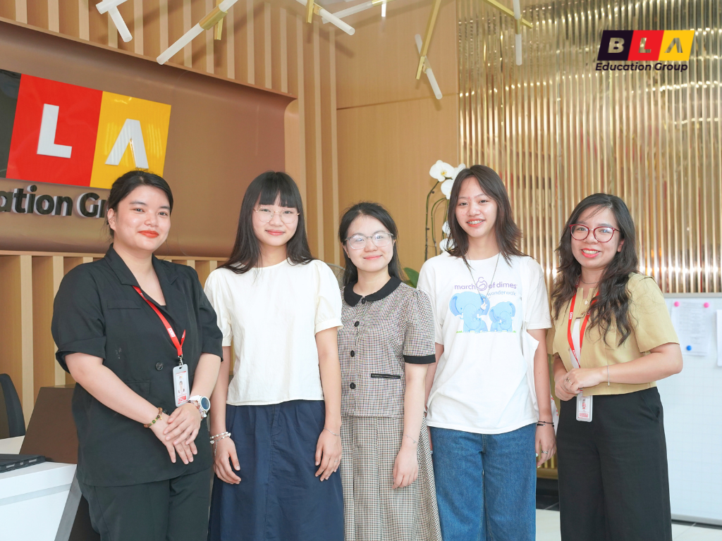 Ba bạn sinh viên xuất sắc Hanu (ở giữa) đến tham quan Trụ sở BLA Hà Nội Ba bạn sinh viên xuất sắc Hanu (ở giữa) đến tham quan Trụ sở BLA Hà Nội