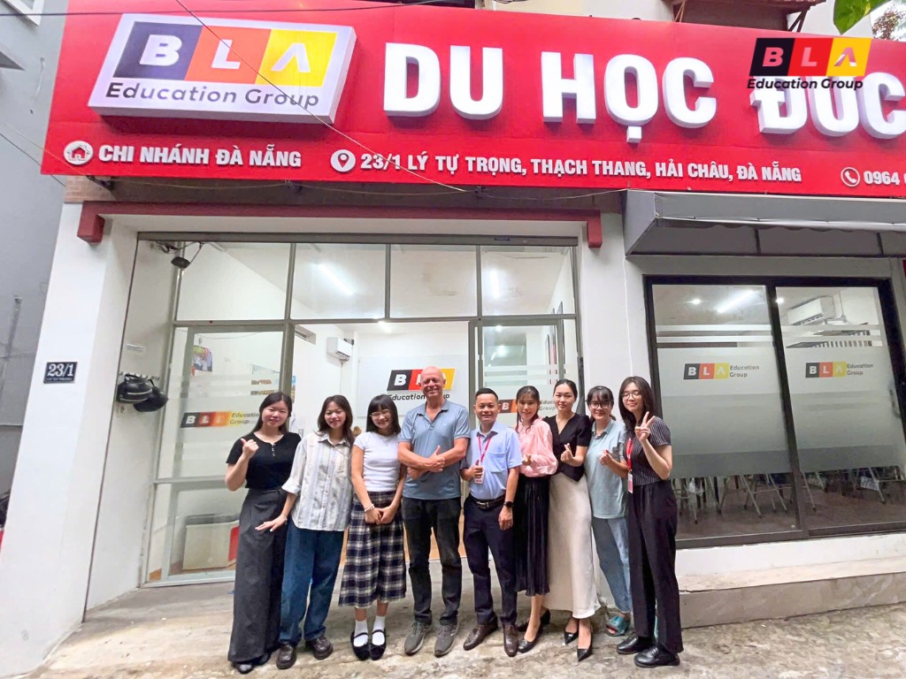 Các bạn chụp ảnh cùng đội ngũ BLA Đà Nẵng Các bạn chụp ảnh cùng đội ngũ BLA Đà Nẵng