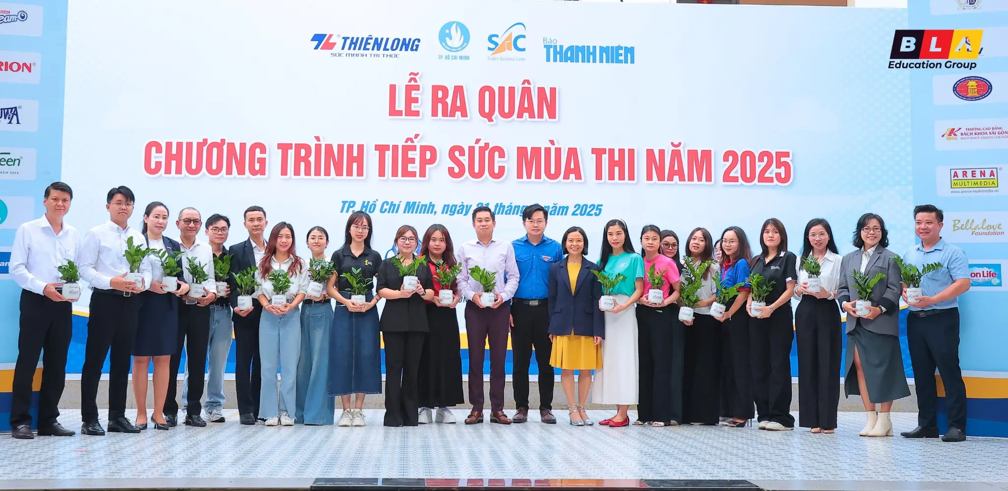 Chị Lê Thị Ngọc Thủy Giám đốc BLA Hồ Chí Minh (Thứ 2 từ phải sang) nhận quà từ chương trình Chị Lê Thị Ngọc Thủy Giám đốc BLA Hồ Chí Minh (Thứ 2 từ phải sang) nhận quà từ chương trình