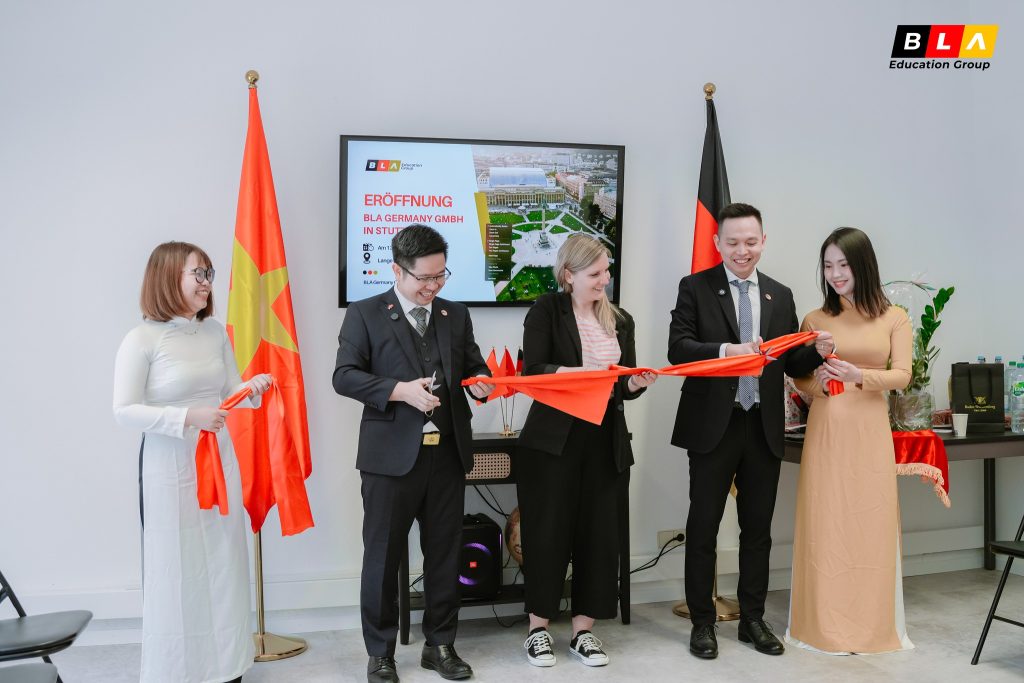 Chủ tịch BLA (TS Nguyễn Tuấn Nam), Giám đốc BLA Germany (Ông Phan Hoàng Hà) và bà Carolin Eißler cắt băng khánh thành BLA Germany Chủ tịch BLA (TS Nguyễn Tuấn Nam), Giám đốc BLA Germany (Ông Phan Hoàng Hà) và bà Carolin Eißler cắt băng khánh thành BLA Germany