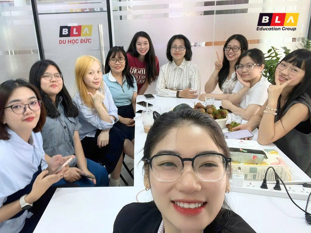 Sinh viên nhân học bổng BLA giao lưu tại cơ sở BLA HCM Sinh viên nhân học bổng BLA giao lưu tại cơ sở BLA HCM