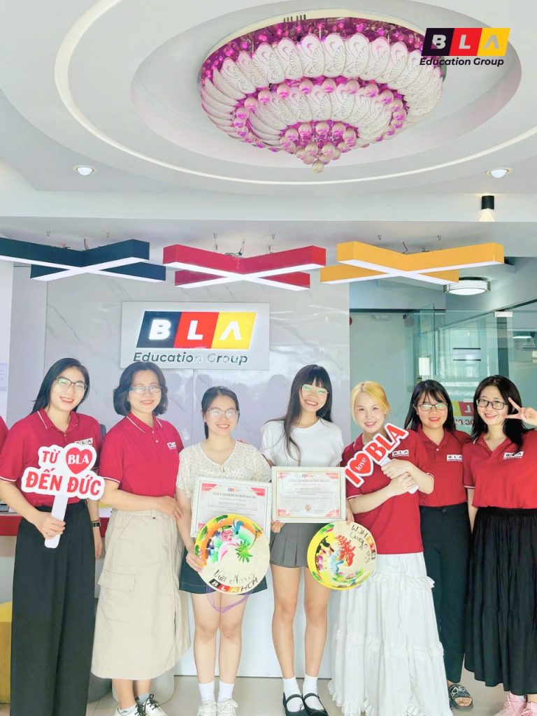 Hai bạn sinh viên nhận học bổng BLA chụp cùng nhân sự BLA HCM Hai bạn sinh viên nhận học bổng BLA chụp cùng nhân sự BLA HCM
